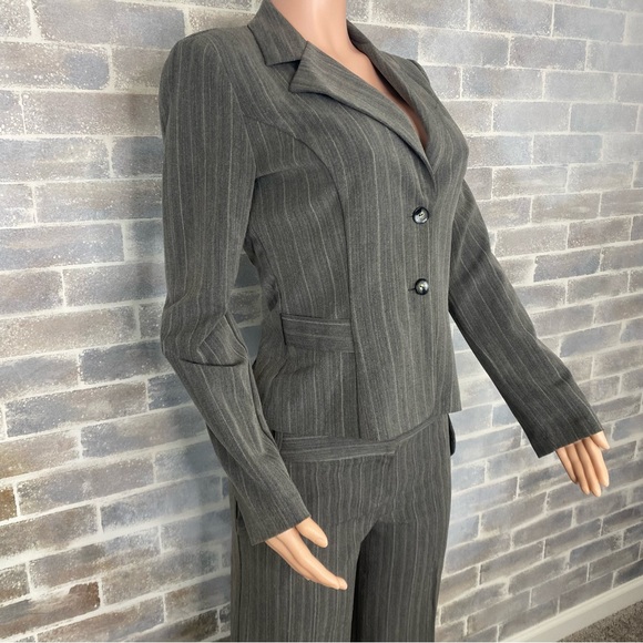 2 Piece Suit Single Breasted Blazer with Culottes Grey Pinstripe Size 9 - Picture 3 of 16